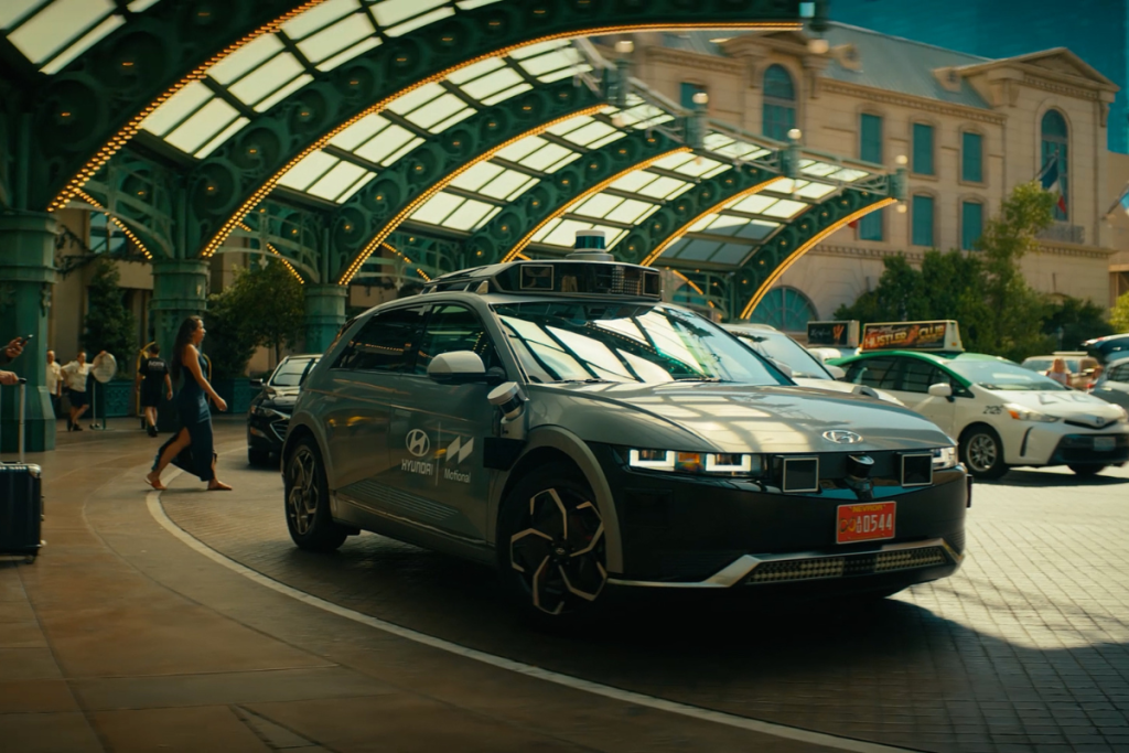 Hyundaijev IONIQ 5 robotaxi bit će lansiran krajem 2023. godine IONIQ 5 robotaxi ostvaren je u partnerstvu s Hyundai Motor Grupom, Motionalom i Aptivom Uz niz senzora i softvera koji osiguravaju sigurno i zaštićeno upravljanje bez vozača, autonomna električna vozila su sigurna i za okoliš IONIQ 5 robotaxi predstavlja veliki korak u automobilskoj industriji