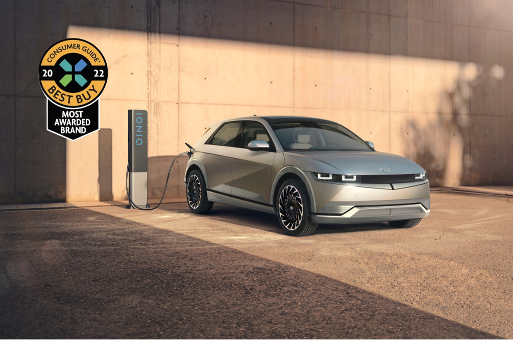 Hyundai IONIQ 5 nagrađen u Consumer Guide’s® 2022 Best Buy Awards Hyundaijevo potpuno novi električni SUV, IONIQ 5 dodan je u Consumer Guide’s ® 2022 Best Buy Awards za svoj odličan domet vožnje (više od 450 km), uravnoteženu dinamiku vožnje te ambiciozan dizajn interijera i eksterijera.