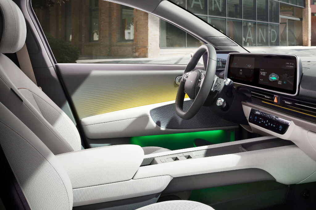 Premijera elektrificiranog “streamlinera” IONIQ-a 6 s produženim dometom i inovativnim osobnim prostorom Hyundai Motor Company lansira željno iščekivani IONIQ 6, elektrificirani ‘streamliner’ digitalnu svjetsku premijeru filmom. Kao novi model u potpuno električnoj liniji marke IONIQ, niz naprednih tehnologija, personaliziranih značajki i proširenog dometa elektrificiranog ‘streamlinera’ redefinira granice električne mobilnosti.