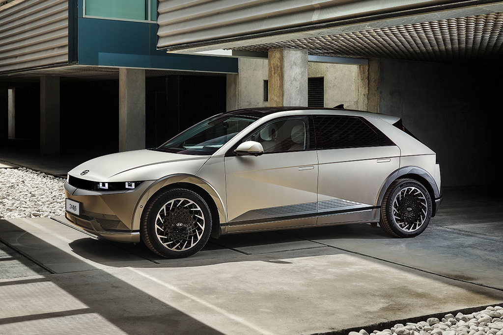 Hyundai IONIQ 5 proglašen automobilom 2022. godine u Velikoj Britaniji Nakon što je već bio prepoznat kao najbolji obiteljski automobil u užem izboru Britanske nagrade, Hyundai IONIQ 5 je osvojio titulu najboljeg automobila 2022. godine od panela 29 stručnih sudaca koji pokrivaju britansku automobilsku industriju (The Sunday Times, The Daily Express, The Telegraph, The Independent, Top Gear, Auto Express, CAR, Evo i Business Car).