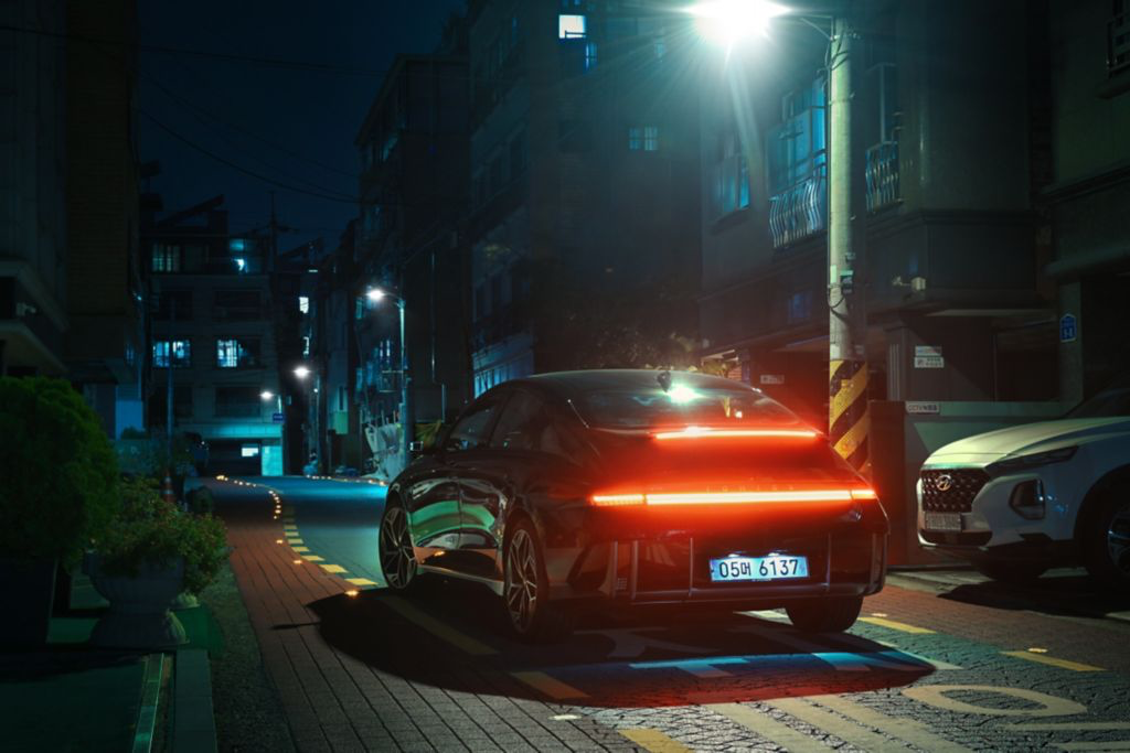 Na koje sve načine IONIQ 6 čini vožnju sigurnijom? Po prvi put europski model Hyundai dizajna, IONIQ 6, ima najsuvremeniji sustav inteligentnog prednjeg osvjetljenja (IFS) s Matrix Beam LED prednjim svjetlima koja se mijenjaju ovisno o situaciji na cesti IONIQ 6 integrira više od 700 parametarskih piksela na brojnim mjestima Visoko postavljena kočiona svjetla Parametric Pixel (HMSL) na stražnjem krilu imaju upečatljiv izgled prilikom kočenja