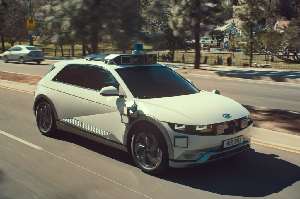 Hyundai i Robotaxi kroz novu globalnu kampanju „Innovation begins, from Very Human Things“ pomiču granice autonomne vožnje implementacijom napredne tehnologije Tvrtka Hyundai pokrenula je globalnu kampanju manifesta pod nazivom „Innovation begins, from Very Human Things“ kako bi podijelila svoju inovativnu viziju samovozećeg robotskog taxija i naglasila ljudski element u autonomnoj vožnji. Potpuno električni IONIQ 5 robotaxi, koji je prvi put predstavljen na IAA Mobility 2021. uz mnogo pohvala, autonomno je vozilo SAE razine 4 koje može sigurno i efikasno raditi bez vozača.