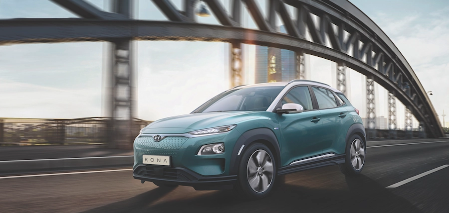 Hyundai KONA EV – You drive it, you electrify it. Nakon što je KONA u benzinskoj verziji odnijela titulu automobila 2018. godine, Hyundai je nedavno predstavio auto godine s električnim pogonom – prvi u potpunosti električni SUV.
