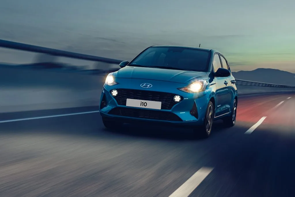 Novi Hyundai i10 stigao na hrvatsko tržište Za ljubitelje gradskih automobila konačno je stigla odlična novost – potpuno novi Hyundai i10 stigao je na hrvatsko tržište! Ova vijest zasigurno će razveseliti one koji žele otkriti novu dimenziju užitka u vožnji. Novi i10 predstavnik je automobila koji utjelovljuje uzbudljivu budućnost, a predstavlja interpretaciju modernog, ali sportskog dizajna te svestrane i agilne vožnje.