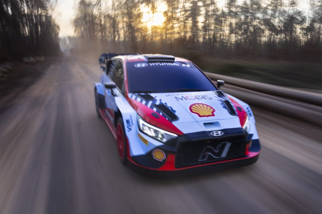 Hyundai Motorsport cilja česte pobjede i bori se za naslov u WRC-u 2024. Hyundai Motorsport je spreman za više pobjeda na rallyjima i borbu za naslov vozača dok se tim priprema za svoju 11. sezonu u FIA World Rally Championship (WRC) Hyundai Shell Mobis World Rally Team ulazi u godinu s pojačanim sastavom vozača, uključujući povratak bivših svjetskih prvaka WRC-a Otta Tänaka i Martina Järveoja. Očekuje se da Hyundai i20 N Rally1 Hybrid nadogradnje ključnih dijelova pruže poboljšanje u vidu pouzdanosti i performansi na početku treće sezone natjecanja.