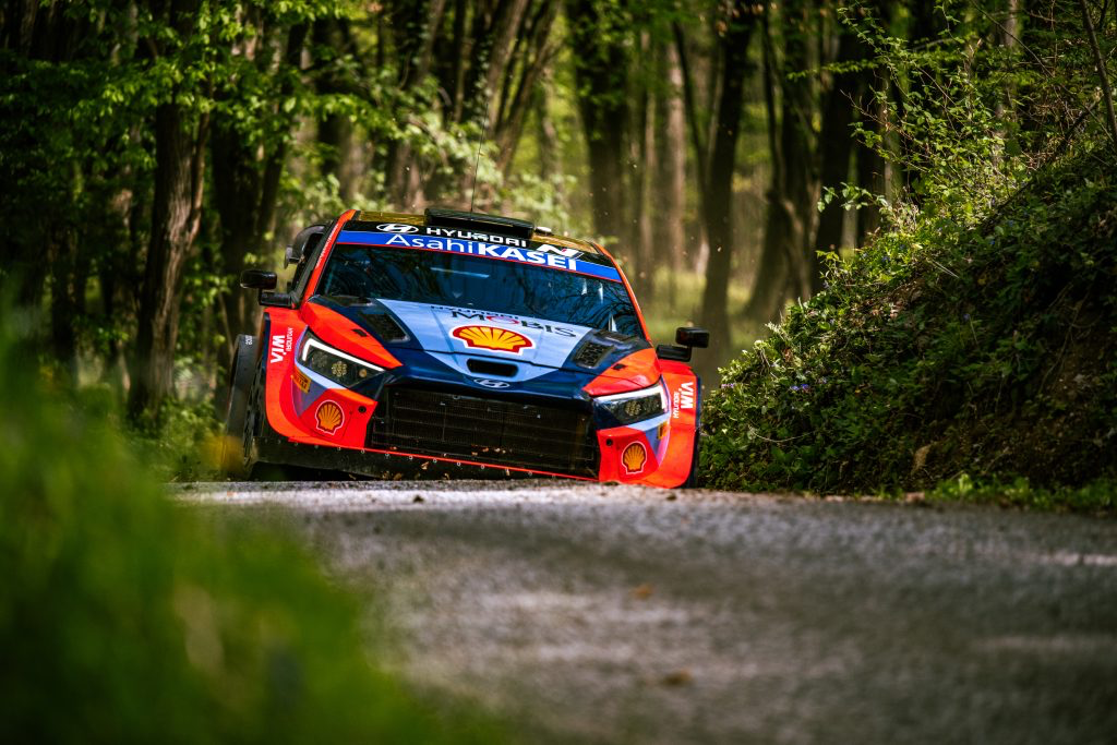 Croatia Rally 2024.: Hyundai timu Hrvatska predstavlja veliki izazov, ali cilj je prijestolje Hyundai Motorsport priprema se za spektakularan nastup na Croatia Rallyju Nakon izazovnog vikenda u Keniji, Hyundai Motorsport planira veliki povratak na pobjedničko postolje na Croatia Rallyju (18.-21. travnja), četvrtoj rundi 2024. FIA Svjetskog prvenstva u reliju (WRC) Olujna kiša česti je gost na utrci i može u svakom trenutku pomrsiti planove vozačima