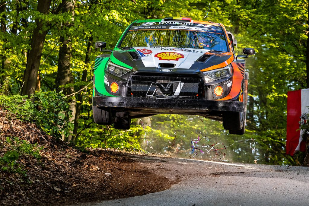 Croatia rally: Rezultati i poredak nakon 4. utrke WRC Svjetskog prvenstva Nedjeljni raspored obuhvaćao je ponovljenu petlju od dvije etape, Trakošćan – Vrbno (SS17/SS19, 13,15 km) i Zagorska Sela – Kumrovec (SS18/SS20, 14,09 km), pri čemu je potonja održana kao završni Power Stage relija Proslava postolja je s pravom bila prigušena u čast i sjećanje na Craiga Breena Pobjednička posada držala je irsku zastavu dok je svirana nacionalna himna Irske, nakon čega je uslijedio trenutak šutnje