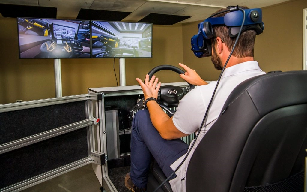 Virtualna stvarnost igra ključnu ulogu u razvoju najnovijih Hyundai automobila Automobili su s vremenom postali puno više od načina prijevoza. Pretvorili su se u naš životni prostor, u drugi dom. Hyundaijevi dizajneri prilagodili su se tim promjenama integracijom virtualne stvarnosti u proces dizajniranja.