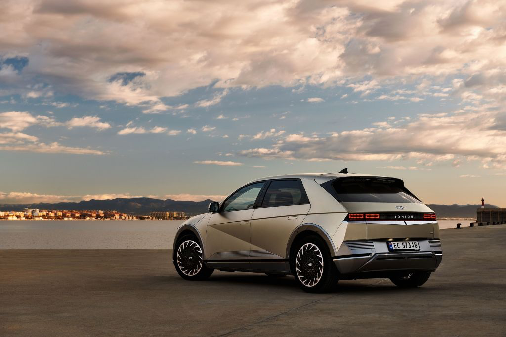 Hyundai IONIQ 5 N debitirao na Festivalu brzine u Goodwoodu Kao prvo Hyundai N električno vozilo, IONIQ 5 N predstavlja novi segment električnih vozila visokih performansi usmjerenih na vozača kroz nove tehnologije i poboljšane mogućnosti na trkaćim stazama Novo vozilo predstavlja dugogodišnju Hyundaijevu želju za ponudom visokokvalitetne mobilnosti uz N modele usmjerene na vozača. IONIQ 5 N označava prvi korak u N strategiji elektrifikacije s budućim električnim N modelima koji slijede