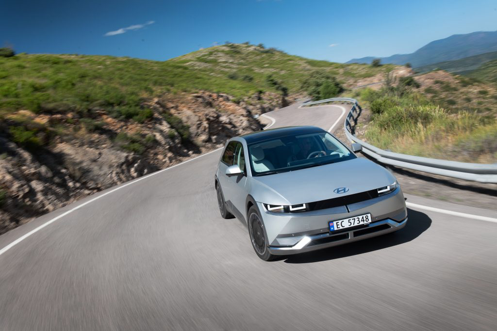 Hyundai IONIQ pravi je izbor za obiteljsko putovanje Hyundaijev elektrificirani CUV srednje veličine, IONIQ 5, savršen je model za cestovna putovanja s obitelji