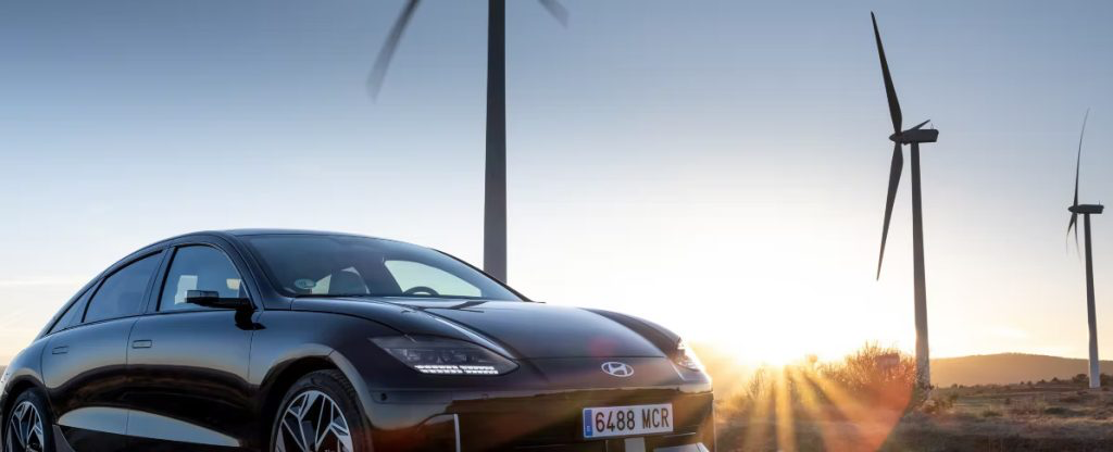 Put do predvodnika elektrifikacije: Tvrtka Hyundai je nultoj emisiji predana već više od 30 godina Prvi Hyundai električni automobil bila je Sonata Electric Vehicle iz 1991. godine Prvi potpuno električni automobil za komercijalno tržište, i10 BlueOn, Hyundai je proizveo 2009. i 2010. godine Uvođenje IONIQ-a na tržište označilo je ozbiljan zalet tvrtke u elektrifikaciju