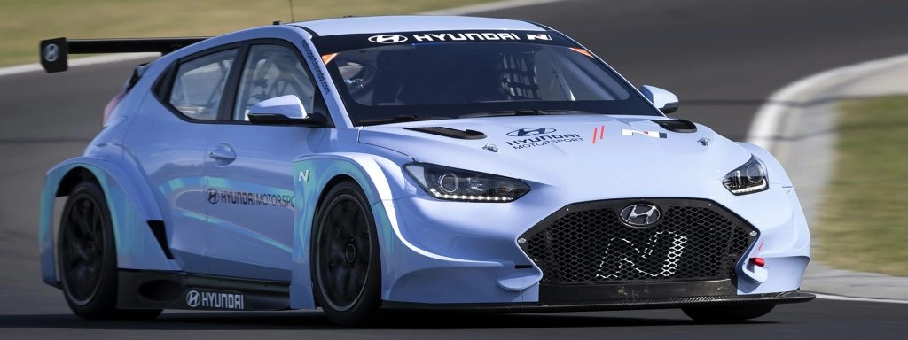Hyundai započeo testiranje Veloster N ETCR Hyundai Motorsport završio je početno testiranje novog Veloster N ETCR-a, koji je prošli vikend prošao seriju testova na Hungaroringu nedaleko od Budimpešte, gdje se održava Grand Prix Formule 1 – i odradio test bez ikakvih problema.