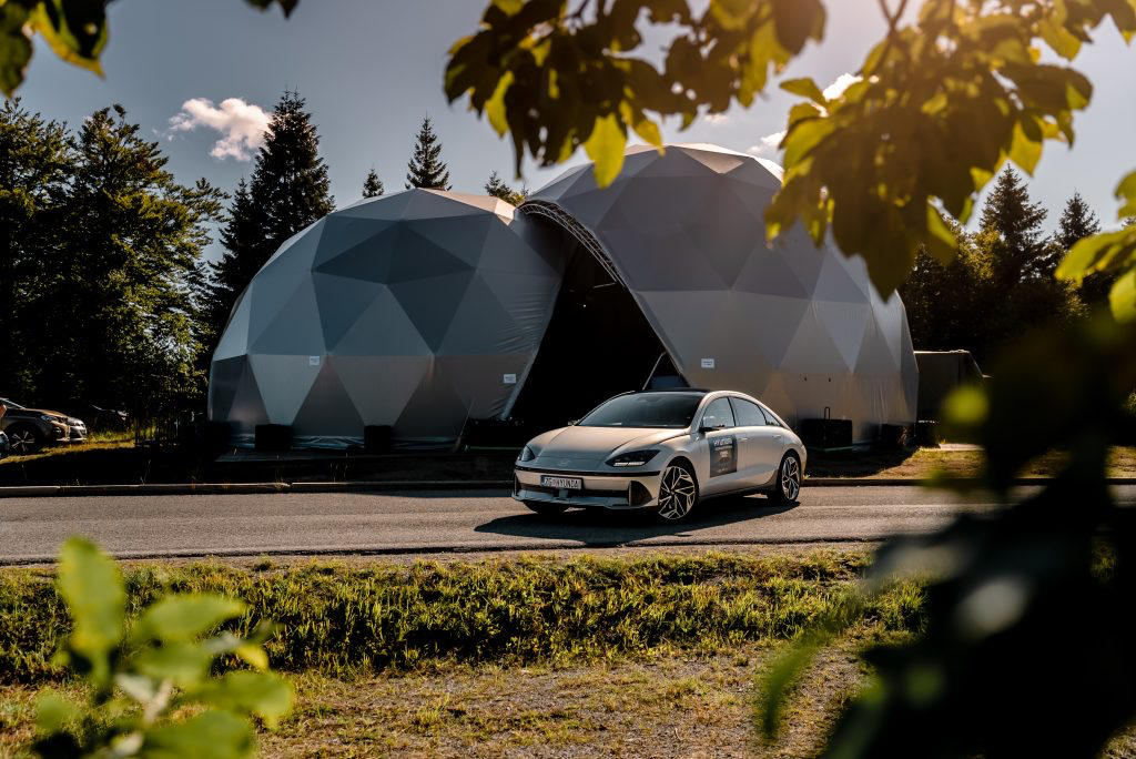 IONIQ 6 oduševio brojne posjetitelje prvog Cinehill filmskog festivala u Gorskom kotaru IONIQ 6 oduševio je brojne uzvanike Cinehill festivala u Gorskom kotaru Osim aerodinamičnim dizajnom, ovaj elektrificirani streamliner uzburkao je tržište i jedinstvenim performansama