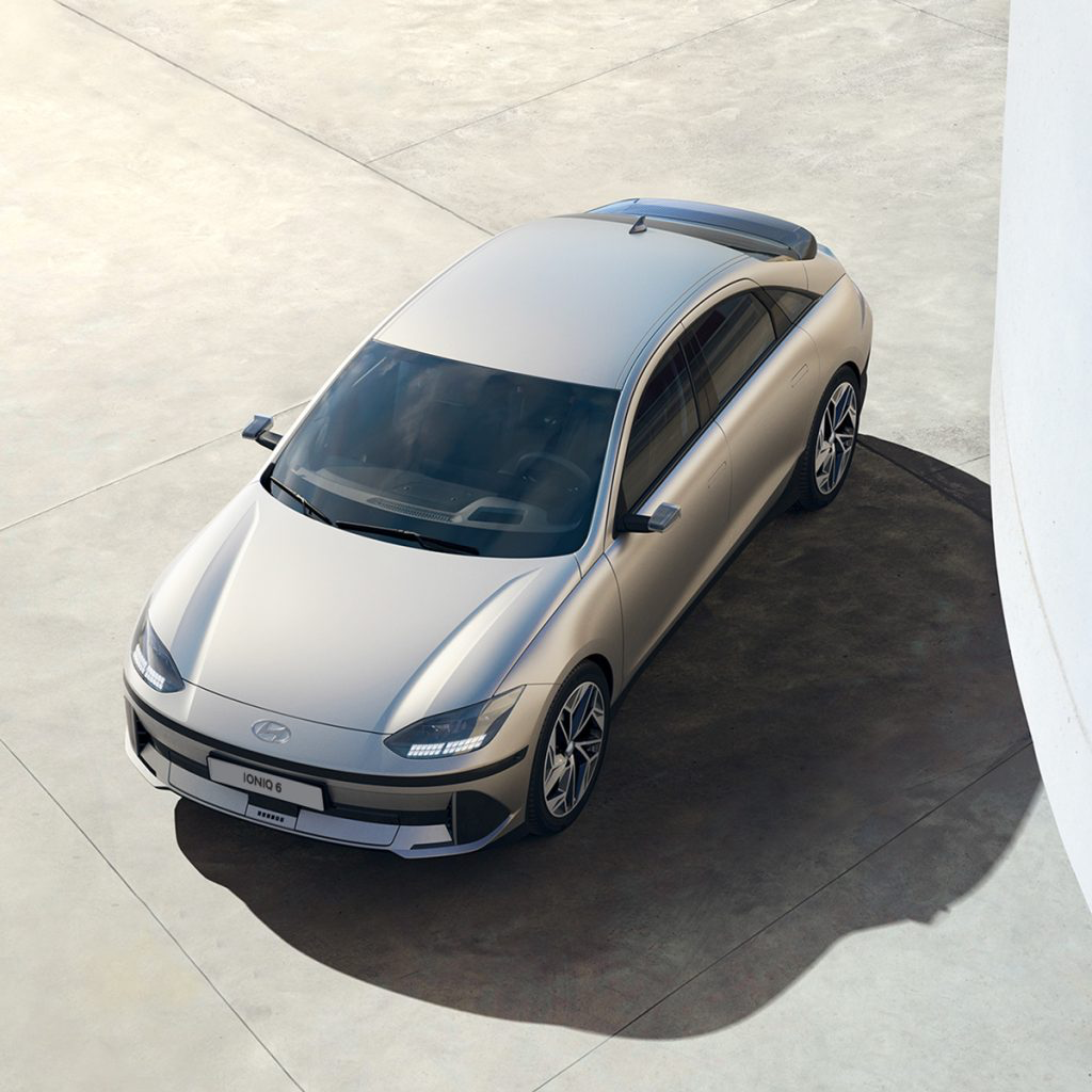 Redefinirana mobilnost: IONIQ 6 je savršen „ured na cesti“ Unutrašnjost IONIQ 6 modela kreiran je prema konceptu pravog životnog prostora Interijer IONIQ 6 modela nudi udobno skrovište nalik na čahuru s naglaskom na osobni prostor u kojem se osoba može opustiti, provesti kvalitetno vrijeme, a čak i – raditi. IONIQ 6 nudi praktičan i udoban radni prostor u kojem ideje mogu postati stvarnost – bilo kada i bilo gdje