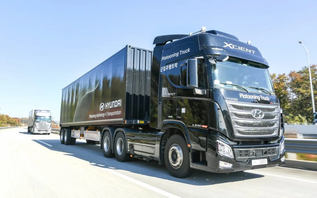 Pokazali smo tehničke mogućnosti autonomne vožnje Hyundai je po prvi puta uspješno proveo testiranje dvaju autonomnih kamiona Hyundai Xcient s prikolicama na autocesti Yeoju Smart koju je korejska vlada uspostavila za razvoj tehnologije autonomne vožnje. Ova autocesta služi za istraživanje vožnje, a slična je uvjetima na stvarnoj autocesti.