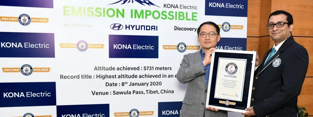 Hyundai KONA Electric u Guinnessovoj knjizi rekorda! Hyundai Motor India Ltd. – prvi dobavljač pametnih mobilnih rješenja i proizvođač prvog električnog SUV-a, KONE Electric, ušao je Guinessovu knjigu rekorda! Hyundai KONA Electric tako je postala prvi električni SUV u potpunosti napravljen u Indiji, a vozila se na nadmorskoj visini od 5.731 metara do prolaza Sawula na Tibetu, i time oborila prethodni rekord vožnje na visini od 5.715,28 metara.