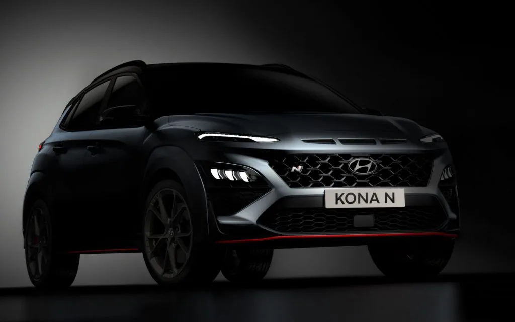 KONA N – sneak peak! Hyundai Motors je otkrio prve fotografije najmlađeg člana SUV obitelji. Nova KONA N može se pohvaliti sportskim izgledom koji je dodatno naglašen širom, a nižom karoserijom te performansama koje garantiraju zabavu u vožnji. Rezultat je to prve suradnje Hyundai N odjela i Hyundai Design centra koji su spojili moderan dizajn nedavno predstavljene nove KONE s odvažnim i dinamičnim stavom Hyundai N modela.