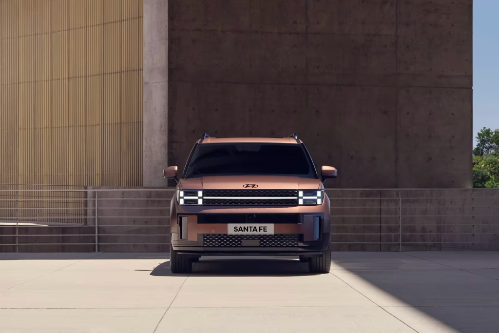 Hyundai Motor radikalno transformirao potpuno novi SANTA FE SUV Potpuno novi SANTA FE SUV imao je digitalnu svjetsku premijeru pod parolom „Open for More” koja najobolje predstavlja njegovu radikalnu transformaciju, usredotočenu na nova, šira vrata prtljažnika Potpuno novi Santa Fe pronalazi savršenu ravnotežu između gradskog i izvangradskog života, odlično se noseći sa svim životnim situacijama, od užurbanih obiteljskih obaveza do zabavnih avantura na kampiranju S dužim međuosovinskim razmakom, potpuno novi SANTA FE nudi vodeći unutarnji prostor u klasi.