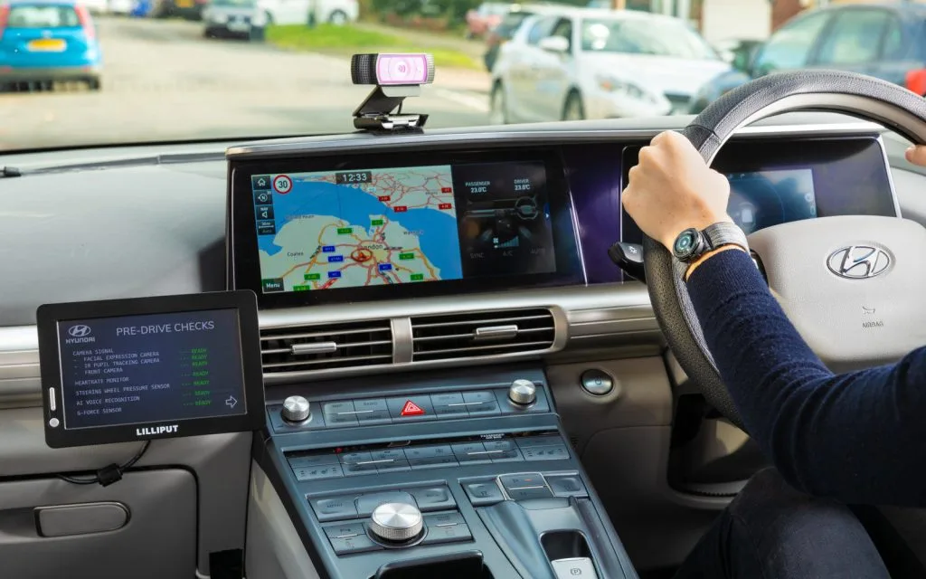 Hyundai je analizirao testove vožnji i došao do zanimljivih spoznaja Hyundai je objavio novo istraživanje koje pokazuje kako postoji čak 36.750 različitih načina vožnje, a tip automobila koji vozite utječe na vaš stil vožnje. Do ove brojke došlo je identificiranjem šest najvažnijih čimbenika koji utječu na stil i način, te razvijanjem stvarnog mjerenja za svaki od njih.