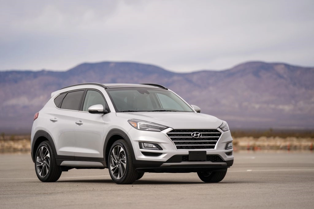 Hyundai Tucson nagrađen novim rejtingom sigurnosti TOP SAFETY PICK+ Zavod za sigurnost na autocestama (IIHS) povisio je rejting sigurnosti Hyundai Tucsonu iz 2019. godine iz TOP SAFETY PICK u TOP SAFETY PICK+ . Oznaka TOP SAFETY PICK+ za 2019. dodijeljena je zbog paketa pomoći za izbjegavanje frontalnog sudara i LED prednjim svijetlima.