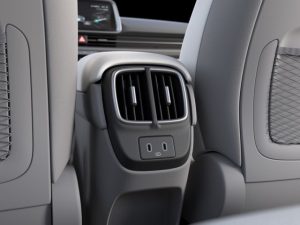 USB priključci sprijeda i straga.