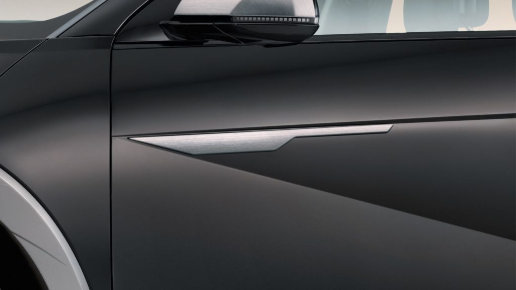 Bočni rubovi – Brushed aluminium.