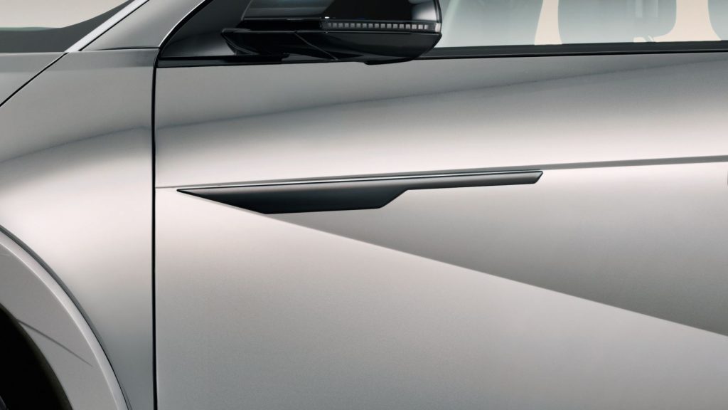 Bočni rubovi – Piano Black.