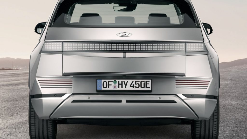 Rubovi vrata prtljažnika – Piano Black.