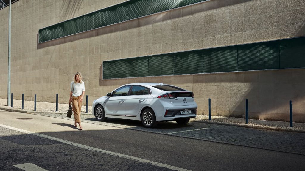 Dostupno parkiranje na ulici i izvan nje.