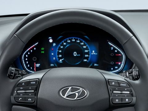 Sjajna 7" digitalna ploča s instrumentima.