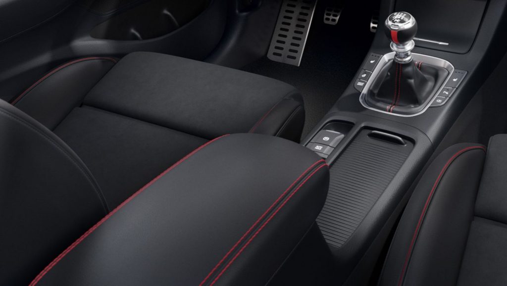 Crveni naglašeni šavovi.