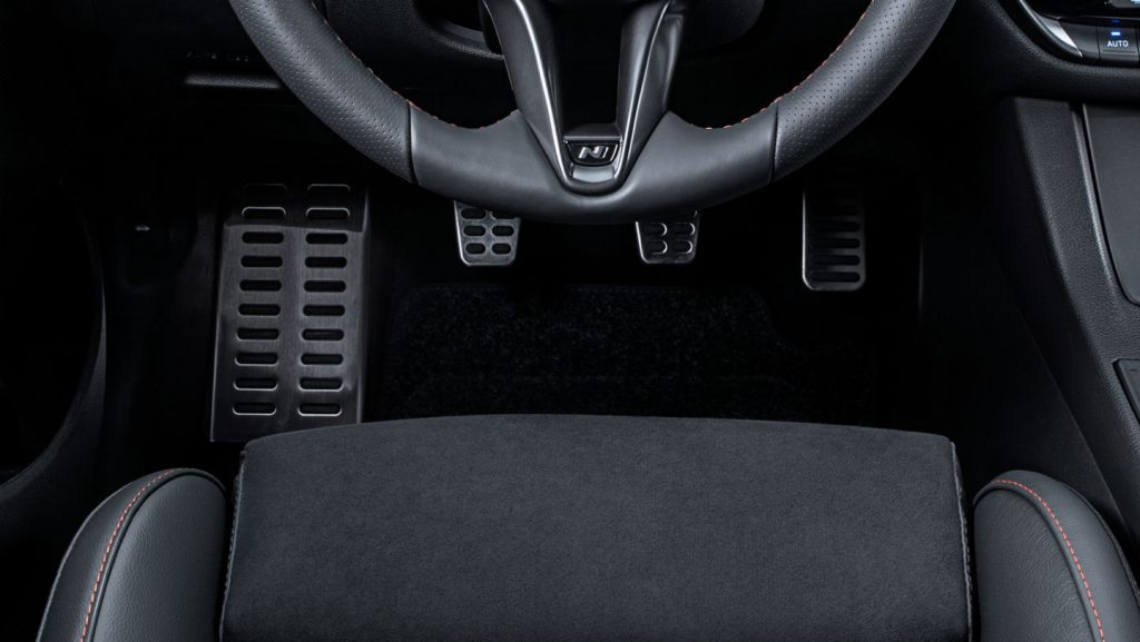 Sportske metalne papučice.