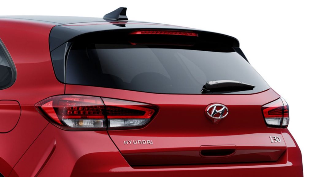 Crni stražnji spojler.