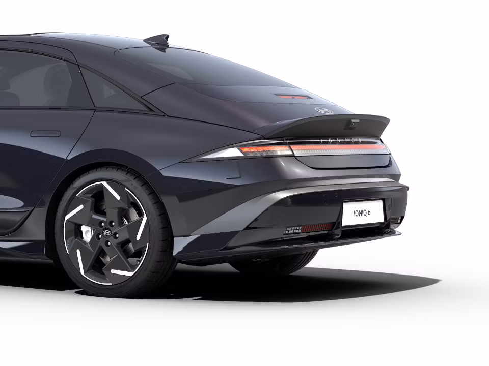 Krupni plan stražnjeg dijela iz tročetvrtinske perspektive na električnu limuzinu Hyundai IONIQ 6.