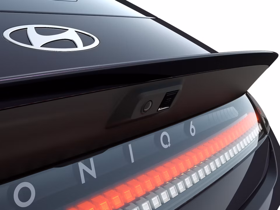 Krupni plan stražnjeg logotipa modela IONIQ 6 i osvijetljenih Parametric Pixels elemenata na stražnjem dijelu.