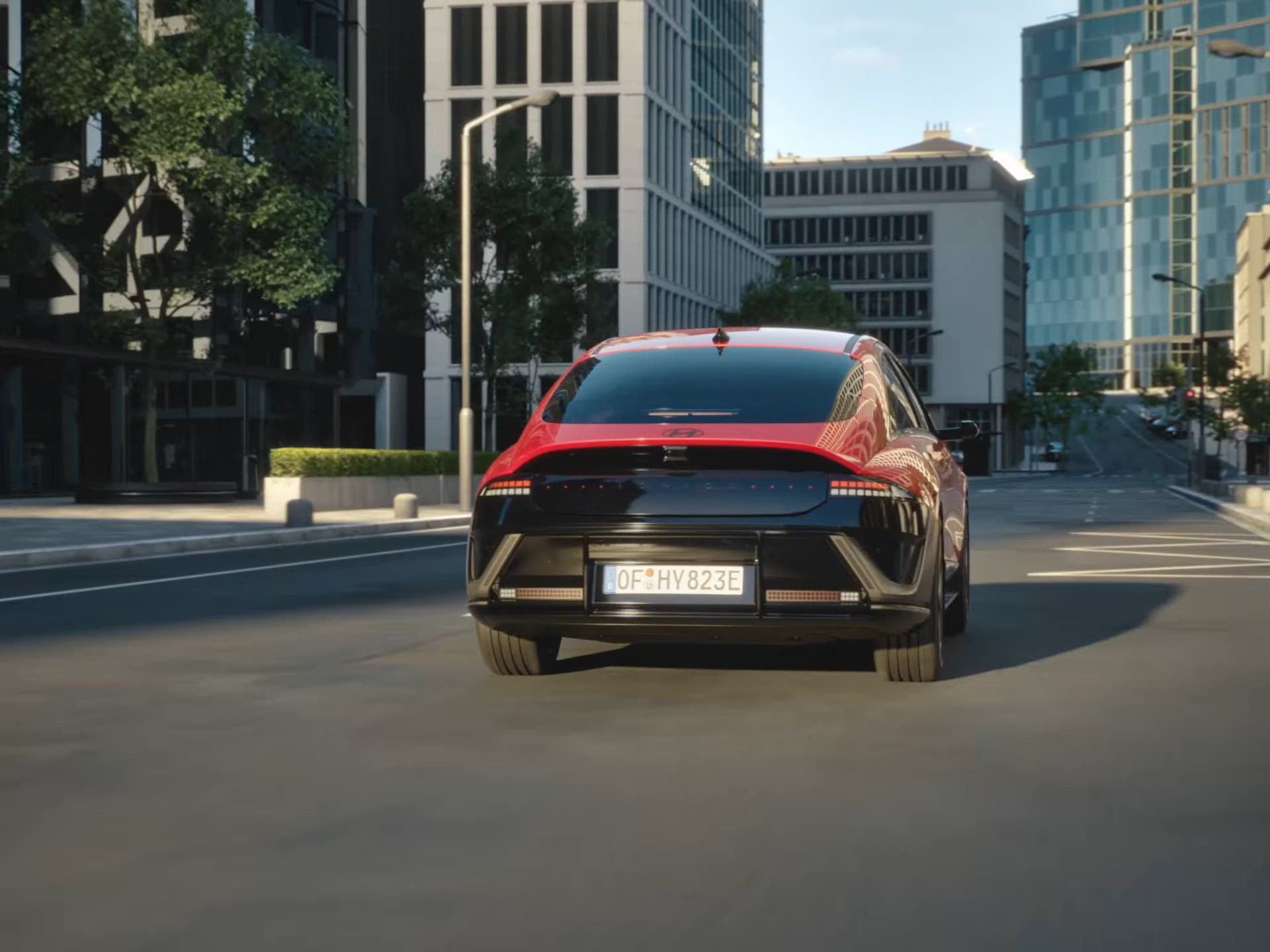 Crveni Hyundai IONIQ 6 N Line u vožnji gradskom ulicom.