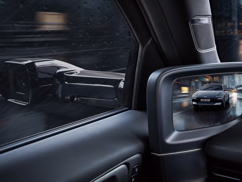 Novi digitalni bočni retrovizori i unutarnji zaslon električne limuzine Hyundai IONIQ 6.