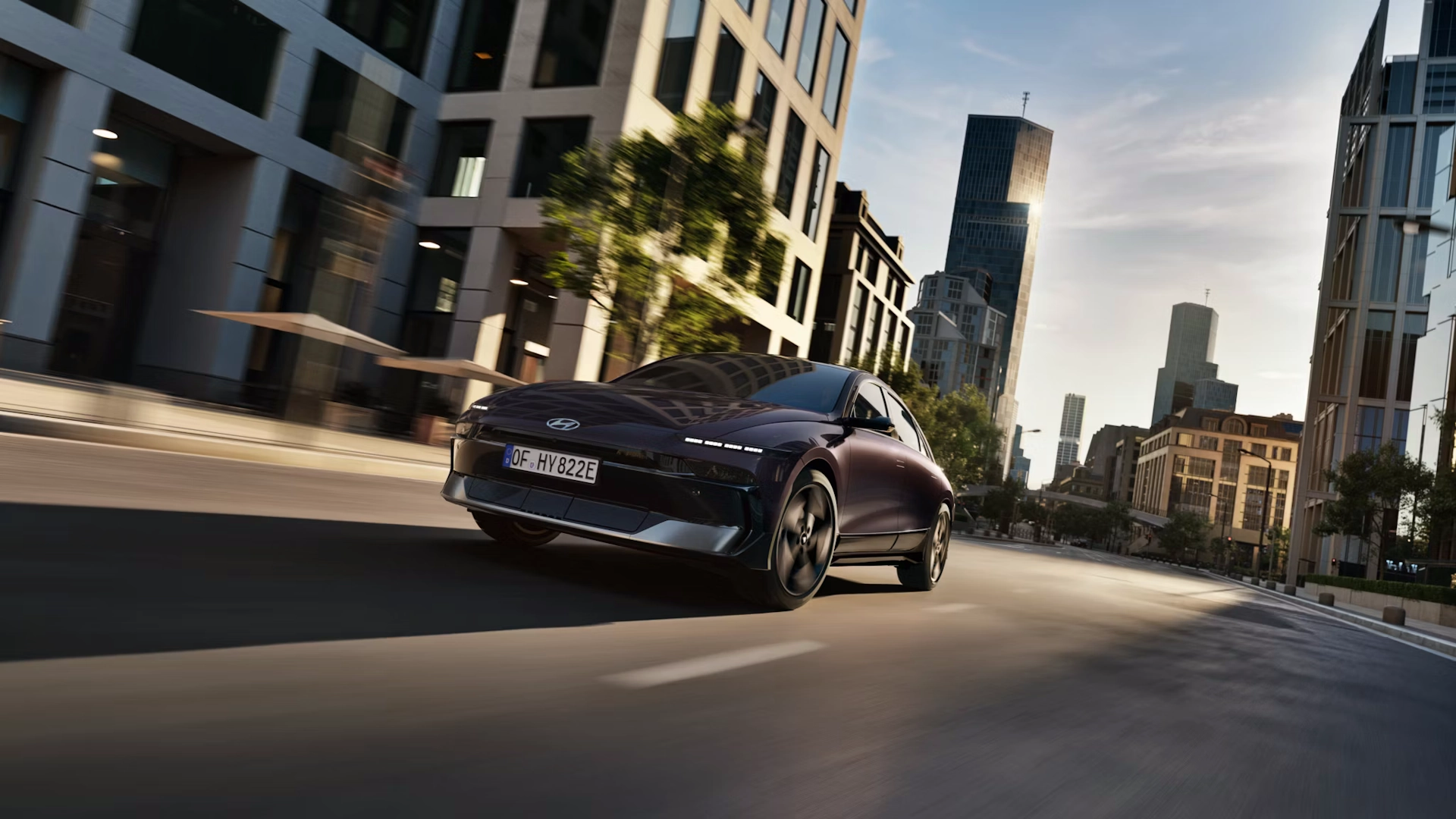 Hyundai IONIQ 6 u vožnji gradskom ulicom.